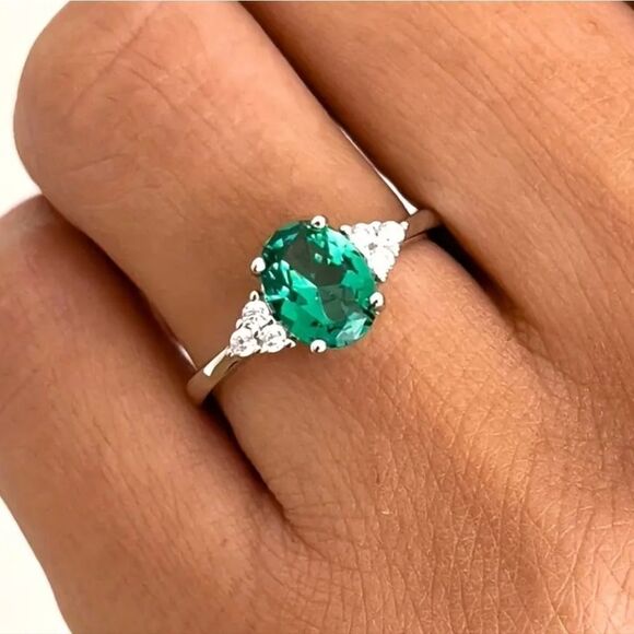 Oval Green Emerald and Zircon Gemstone Ring - Picture 4 of 5